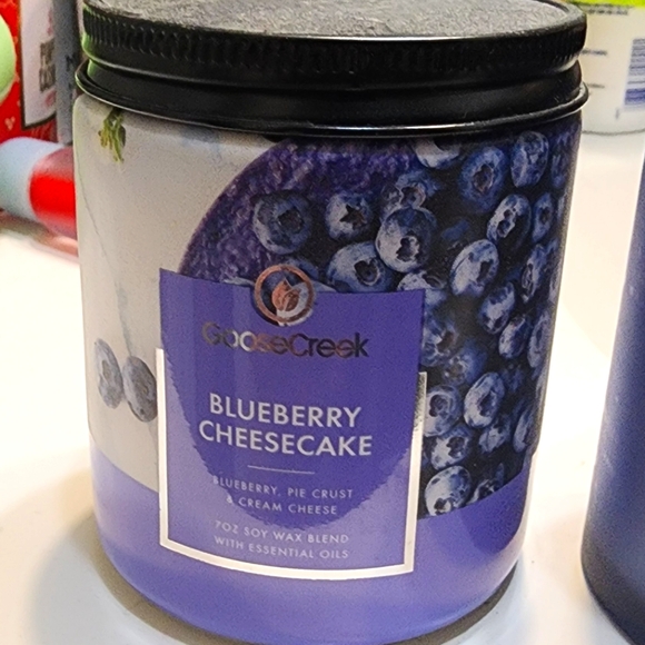 *Bo* NWT Goose Creek Blueberry Cheesecake Single Wick Candle - Picture 1 of 1